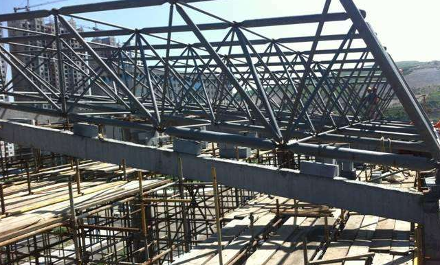 石狮简述网架公司的黑色压型钢板的吊装步履